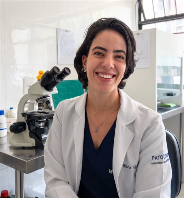Dra. Maria Helena, médica-veterinária com atuação especializada em anatomopatologia